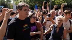 Bürgermeister Gergely Karácsony am Weg zu seiner polizeilichen Einvernahme im August 2025