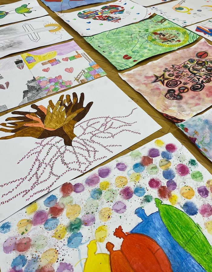 Schüler gestalteten die Friedensplakate.