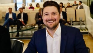 NEOS-Klubobmann Niko Swatek bringt die Leobner Causa in den Landtag. 