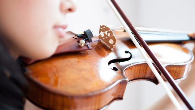 Das Erlernen von und Üben mit Musikinstrumenten bringt kognitive Vorteile und macht damit ...