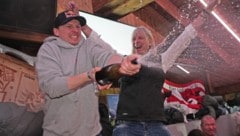 Schladming-Triumphator Henrik Kristoffersen (li.) feierte unter anderem mit Zeremonienmeister ...