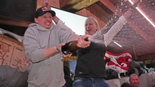 Schladming-Triumphator Henrik Kristoffersen (li.) feierte unter anderem mit Zeremonienmeister ...