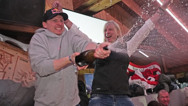 Schladming-Triumphator Henrik Kristoffersen (li.) feierte unter anderem mit Zeremonienmeister ...