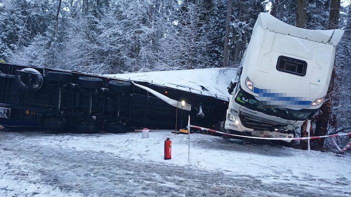 In Hochburg-Ach kippte ein Lkw um.