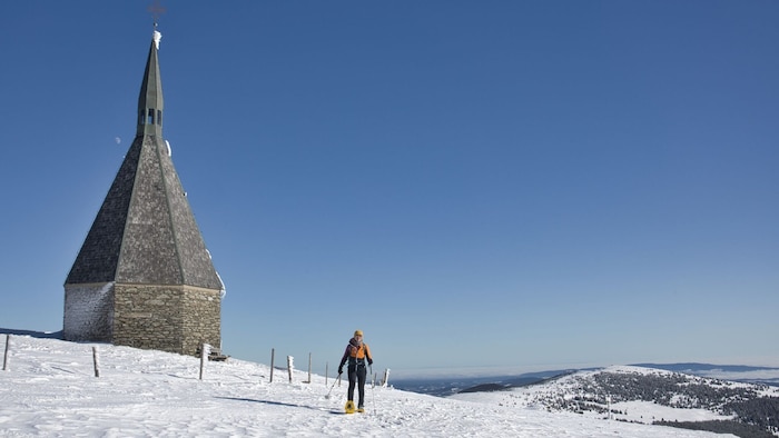 Die achteckige Heldenkapelle erinnert an die Gefallenen des zweiten Weltkrieges und begeistert ...
