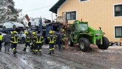 Der Autotransporter rutschte in ein Haus.