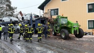 Der Autotransporter rutschte in ein Haus.
