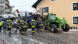 Der Autotransporter rutschte in ein Haus.