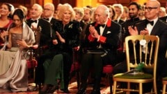 Der britische König Charles III. und die britische Königin Camilla applaudieren während der ...