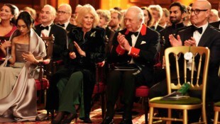 Der britische König Charles III. und die britische Königin Camilla applaudieren während der ...