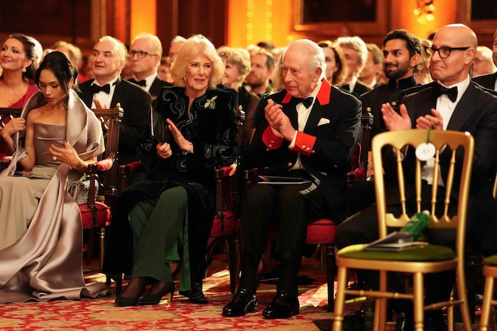 Der britische König Charles III. und die britische Königin Camilla applaudieren während der ...