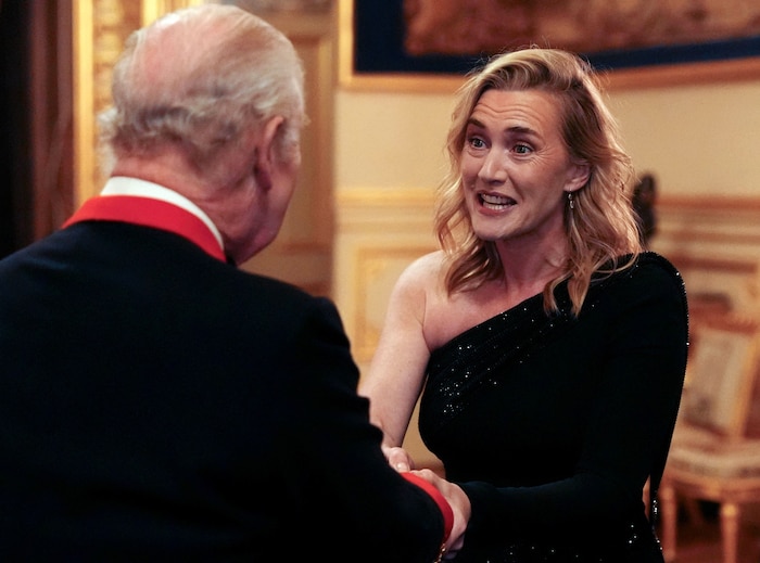 König Charles begrüßt Schauspielerin Kate Winslet