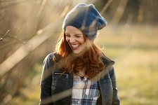 Wenn wir drauf losprusten, fährt das Stresssystem runter. Cortisol und Adrenalin sinken, das ...