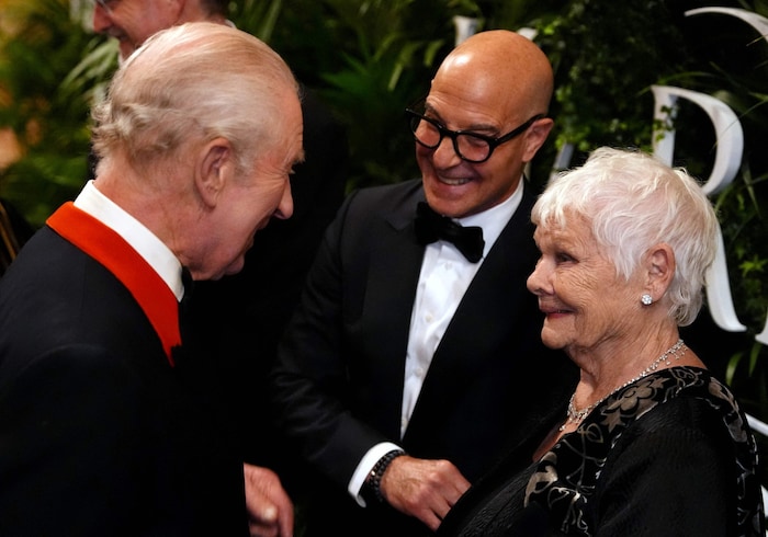 König Charles im Gespräch mit Dame Judi Dench und Stanley Tucci