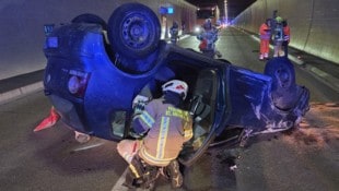 Am Dach liegend kam das Auto im Arlbergtunnel zum Stillstand.