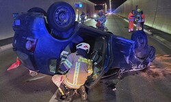 Am Dach liegend kam das Auto im Arlbergtunnel zum Stillstand.