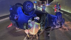 Am Dach liegend kam das Auto im Arlbergtunnel zum Stillstand.