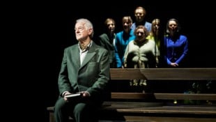 Martin Schwab (vorne) ist in der Produktion im Akademietheater als lesender Schriftsteller ...