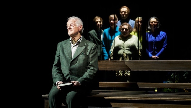 Martin Schwab (vorne) ist in der Produktion im Akademietheater als lesender Schriftsteller ...