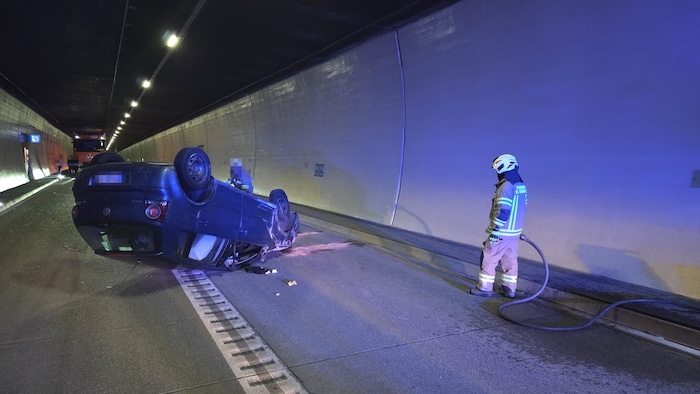 Am Auto entstand Totalschaden.