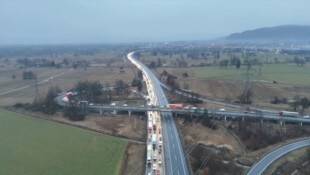 Die Blechlawine reichte bis nach Deutschland. 