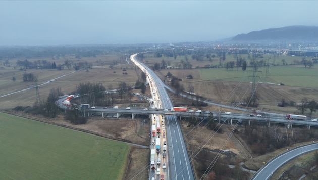 Die Blechlawine reichte bis nach Deutschland.