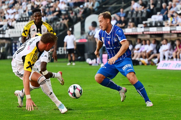 Blau-Weiß (r. Pirkl) verlor die letzten beiden Derbys.