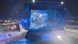 Der schwer beschädigte Linienbus