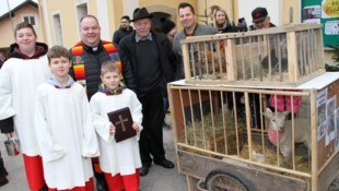 Pfarrer Markus Lehr segnet Haus-, Nutz- und auch Kuscheltiere.