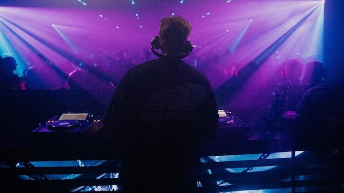 Dort schlugen auch seine Songs wie etwa „Runnig Around“ und „Borderline“ voll ein.