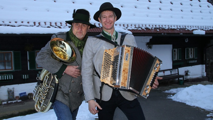 Im feschen Steirerg’wandl überbringen die „Lichtmess-Geiger aus der Weststeiermark“ ihre ...