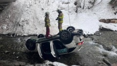 Das Auto landete in der Saalach auf dem Dach.
