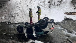 Das Auto landete in der Saalach auf dem Dach.