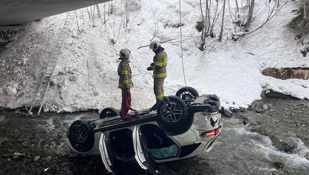 Das Auto landete in der Saalach auf dem Dach.