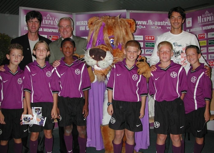 Jasmin Eder (untere Reihe Zweite von links) und David Alaba mit Teamkollegen von Austria Wien ...