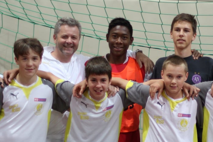 Johannes Anglmayer mit David Alaba und Max Entrup (vordere Reihe ganz rechts) bei einem ...