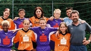 David Alaba (untere Reihe ganz links) und die 55-fache österreichische Fußball-Teamspielerin ...