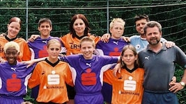 David Alaba (untere Reihe ganz links) und die 55-fache österreichische Fußball-Teamspielerin ...