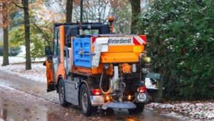 2000 bis 3000 Tonnen Streusplitt bringt der Winterdienst der Straßenmeisterei Aspang  in der ...