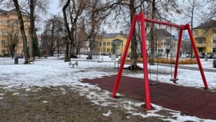 Am Spielplatz gegenüber des Peraugymnasiums herrscht nach dem Einsatz eisige Stille.