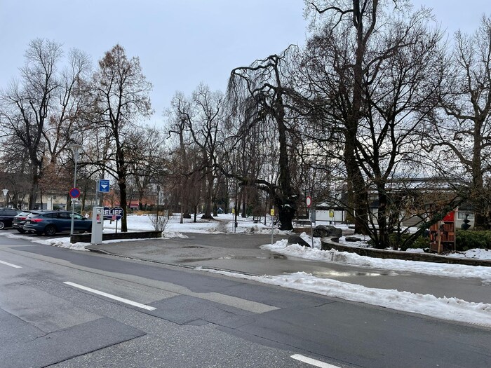 Am Spielplatz gegenüber des Peraugymnasiums herrscht nach dem Einsatz eisige Stille.