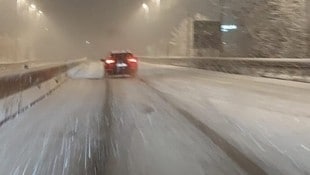 Der Unfall passierte bei widrigen Verhältnissen und Schneefahrbahn (Symbolbild).