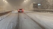 Der Unfall passierte bei widrigen Verhältnissen und Schneefahrbahn (Symbolbild).