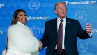 Mit einem breiten Grinsen stand Nicki Minaj zuletzt mit Trump auf der Bühne.