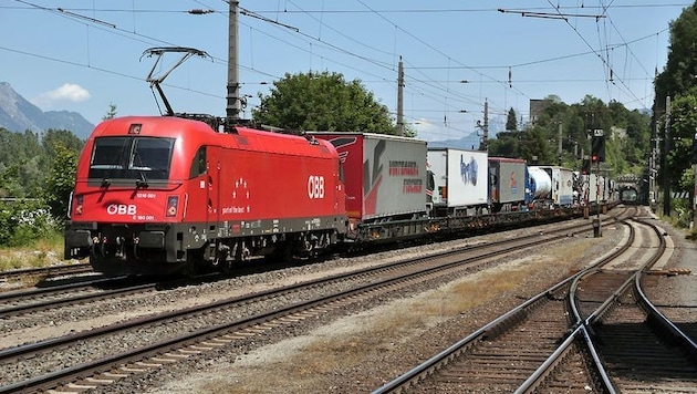 Der Transport per Bahn kann mitunter mühsam sein – vor allem, wenn es um Müll geht (Symbolbild).