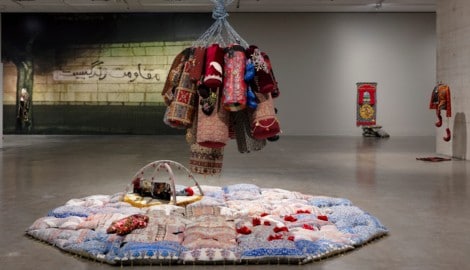 Mit traditionellen Textilien hinterfragt Chalisée Naamani in ihren Skulpturen ...