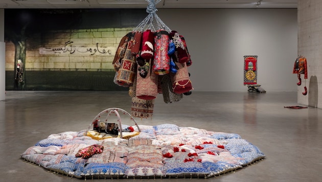 Mit traditionellen Textilien hinterfragt Chalisée Naamani in ihren Skulpturen ...