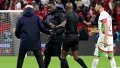 Pape Thiaw (2. von li.) wird hart bestraft. 