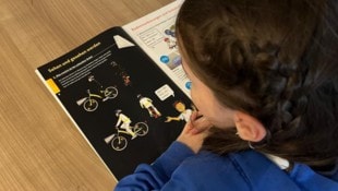 Unter anderem dienen Bücher zur Verkehrserziehung (Symbolfoto) den Betrügern als Köder.