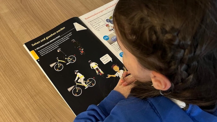 Unter anderem dienen Bücher zur Verkehrserziehung (Symbolfoto) den Betrügern als Köder.